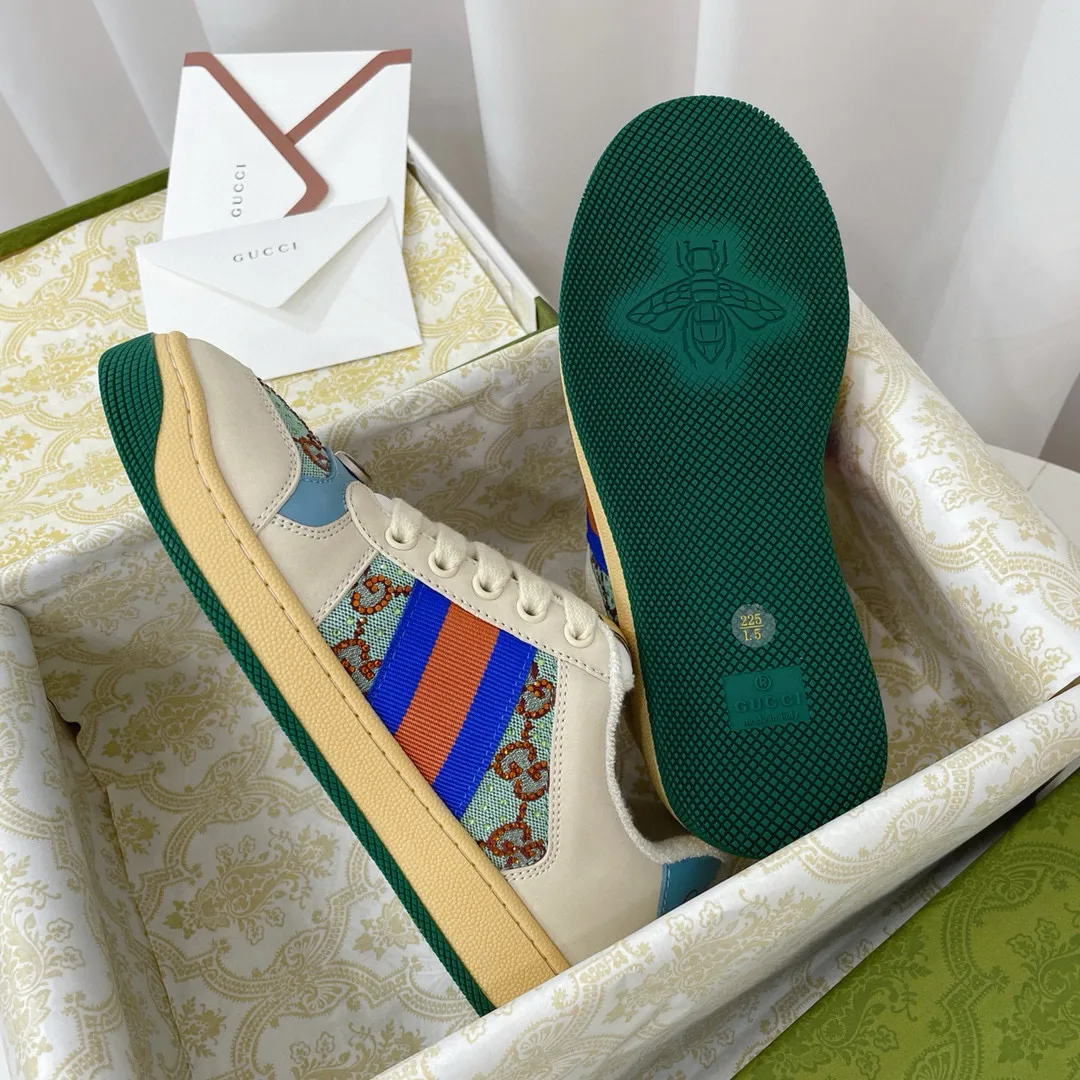 Factory price: 580💰 GUCCI Gucci's newly upgraded back cover lining, top-notch old dirty shoes, classic casual sports shoes for couples, retro sneakers and old G family dirty shoes, updated at the counter simultaneously! ①The shoe upper has the same water-based edge coating process as the original version⚠️The ordinary oil edges on the market have a strong glue feel and are easy to fall off! Grade A first-layer nubuck leather (with pores)/matching computer embroidered double G cloth, high-density terry velvet lining. ② A PVC transparent small round mark sealing line is added to the details of the midsole. The mold is opened six times and the jewelry craftsmanship is used to customize the two-color double G buckle, striving to be the same as the original version. A pair of buttons is more than three times more expensive than ordinary buckles on the market. ③An old two-color washable label, the chip is placed on the outer waist of the right foot, the entire shoe is completely hollowed out with rubber technology, TUP material (rubber to distinguish the market) with the latest green packaging from the counter, 3D printed handbag, and a pair of shoelaces. There is no pressure when entering and exiting the counter. You can buy a 1:1 accurate replica of the original version and modify and upgrade it repeatedly. The details are perfectly restored, the materials are all customized, and they are truly top-notch. Please look at the details clearly to identify the quality. Upper: First-layer frosted cowhide/embroidered double G cloth. Lining: original high-density velvet lining. Foot pads: original pearlescent sheepskin. Outsole: private molded vacuum TPU material. Packaging: original top-grade full set packaging at the counter. Shoe size: women's size 35-40, men's size 39-44 (men's size 38, 45🉑️customized, non-returnable)